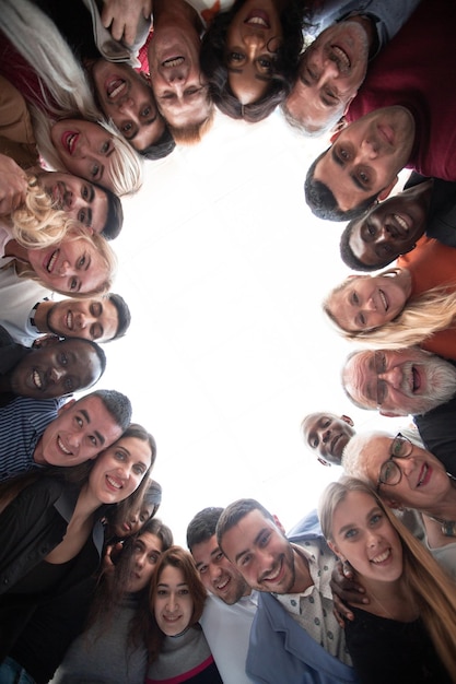 Gran grupo de varias personas felices de pie en un círculo