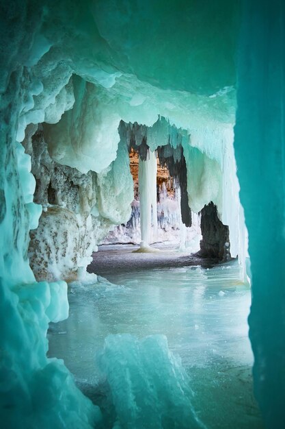 Gran hielo en una cueva de hielo con colores azules y verdes vibrantes