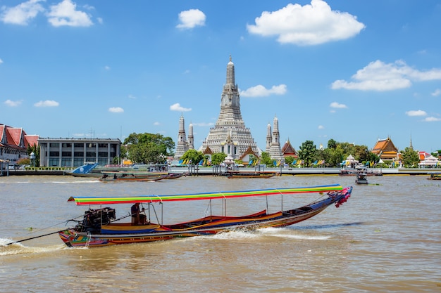 Gran hito de Wat Arun en la ciudad de Bangkok, Tailandia