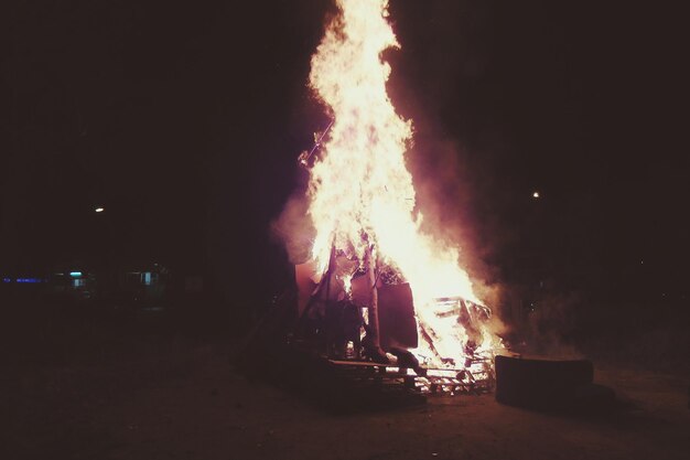 Foto gran hoguera por la noche