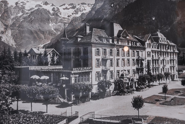 Foto el gran hotel histórico de engelberg enclavado contra el paisaje alpino