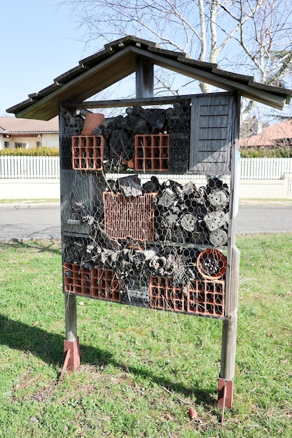 Gran hotel de insectos en un jardín.