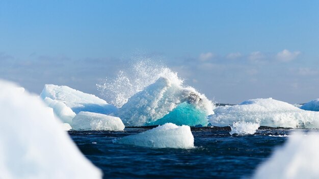 un gran iceberg con una capa de hielo azul en el fondo