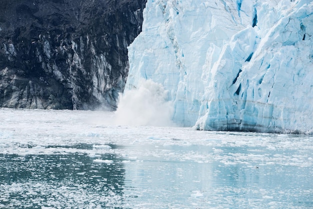 Un gran iceberg está en el agua con la palabra hielo.