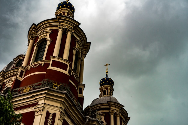 Gran iglesia antigua contra el cielo nublado oscuro durante tormenta severa