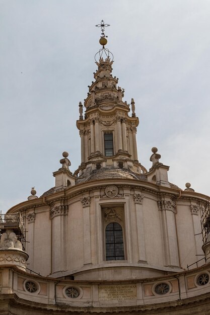 Gran iglesia en el centro de Roma Italia