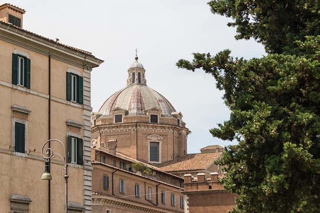 Gran iglesia en el centro de Roma, Italia