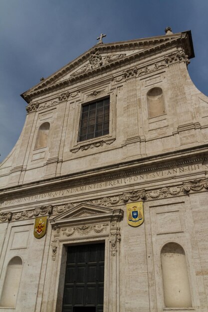 Gran iglesia en el centro de Roma Italia