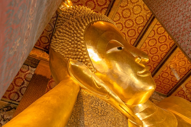 Gran imagen dorada de Buda en templo tailandés