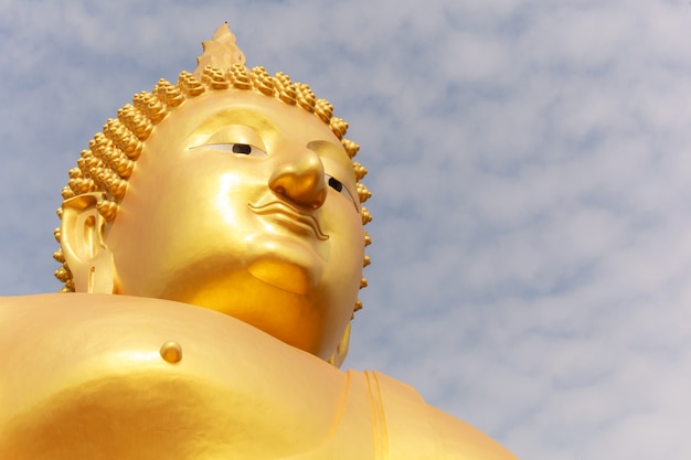 Gran imagen de oro de Buda en Wat Muang (templo budista de Muang), Ang Thong, Tailandia