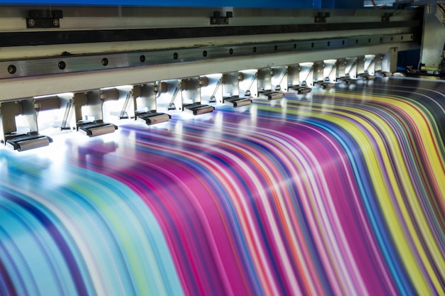 Gran impresora de inyección de tinta que trabaja multicolor en banner de vinilo