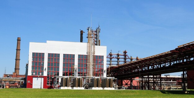 Una gran instalación industrial tecnológica de hormigón en una refinería petroquímica química