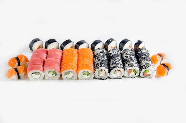 Gran juego con diferentes tipos de rollos y sushi sobre fondo blanco.
