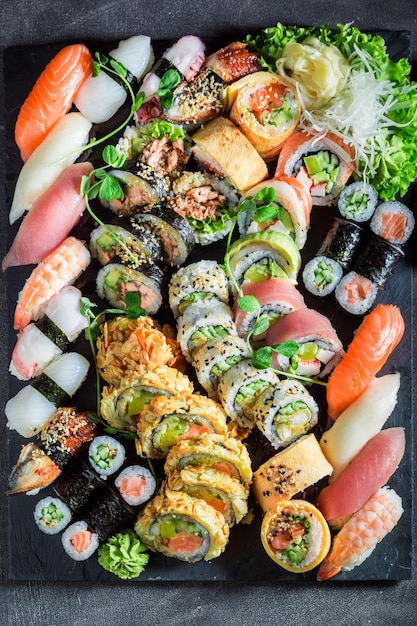 Foto gran juego de sushi hecho de verduras frescas y mariscos.