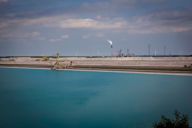 Un gran lago azul en Dinamarca con construcción