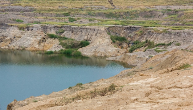 Gran lago azul del pozo minero