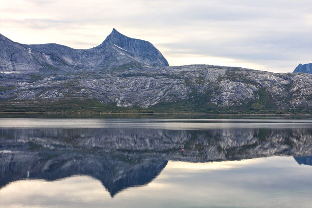 Gran lago de montaña con montañas al fondo, noruega