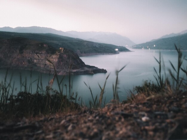 Gran lago en las montañas