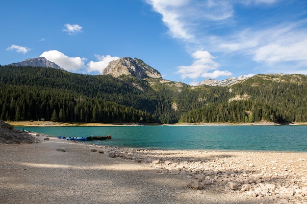 Foto gran lago negro en las montañas en otoño