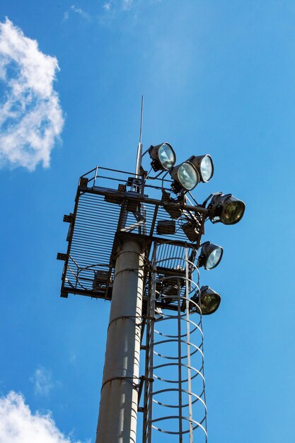 Una gran linterna moderna contra un cielo azul