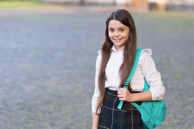 Gran lugar para estar. Niña feliz ir a la escuela el 1 de septiembre. Niño pequeño el 1 de septiembre. Inicio. 1 de septiembre. Día del conocimiento. Inicio del año escolar. Regreso a la escuela el 1 de septiembre, copie el espacio.