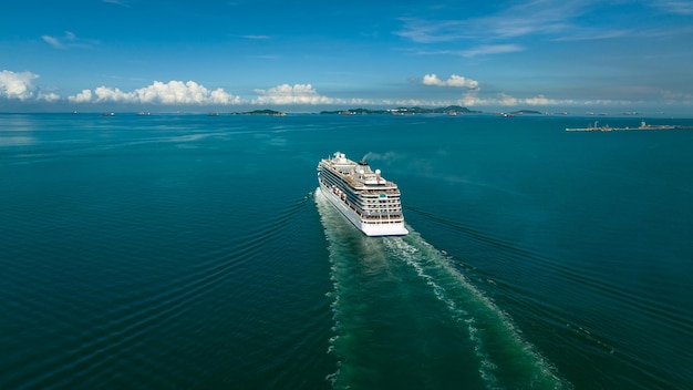 Gran lujo y crucero blanco de clase alta viking noruega navegando en el océano