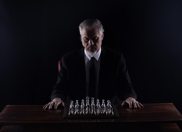 gran maestro en traje jugando al ajedrez