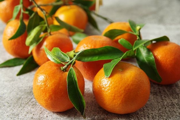 Gran manojo de jugosas mandarinas maduras con hojas verdes Mandarinas fragantes frescas