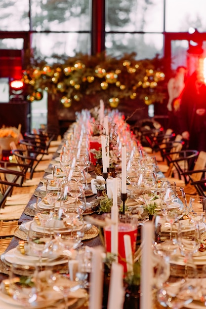 Gran mesa festiva decorada con símbolos navideños, velas, celebración de fiestas, salón de lujo