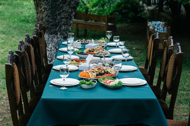 Una gran mesa llena de sabrosas comidas.