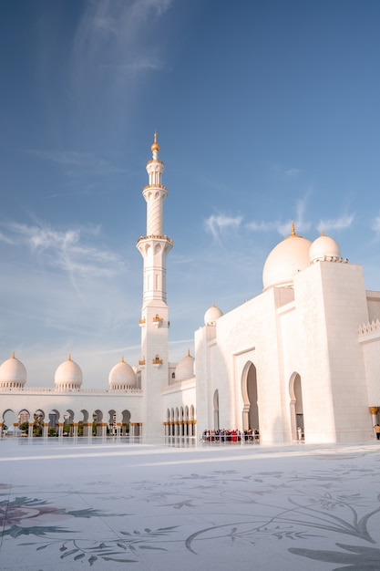 Gran Mezquita de Abu Dhabi por la noche durante la puesta de sol. Panorama del exterior de Sheikh Zayed Mosquein en los Emiratos Árabes Unidos.