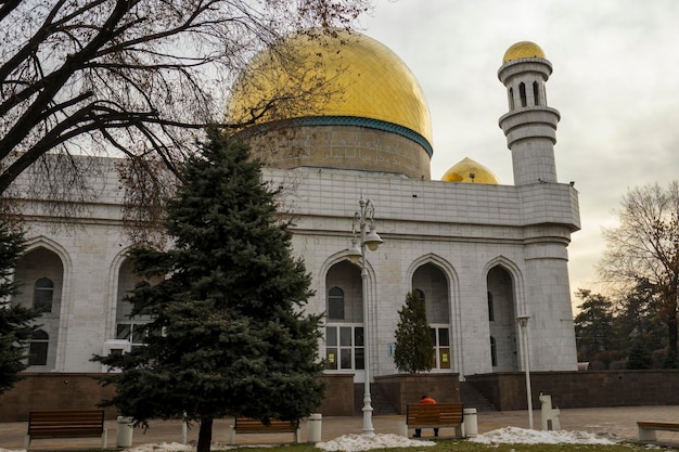 Una gran mezquita amarilla con una cúpula en el techo.