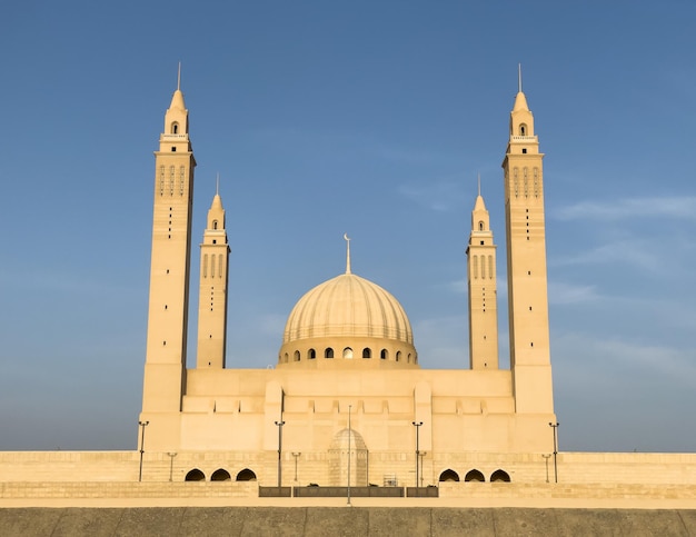 Foto gran mezquita en la ciudad de nizwa en omán