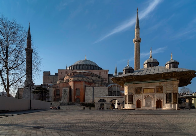 Gran Mezquita de Hagia Sophia y la fuente de Ahmed III Estambul Turquia