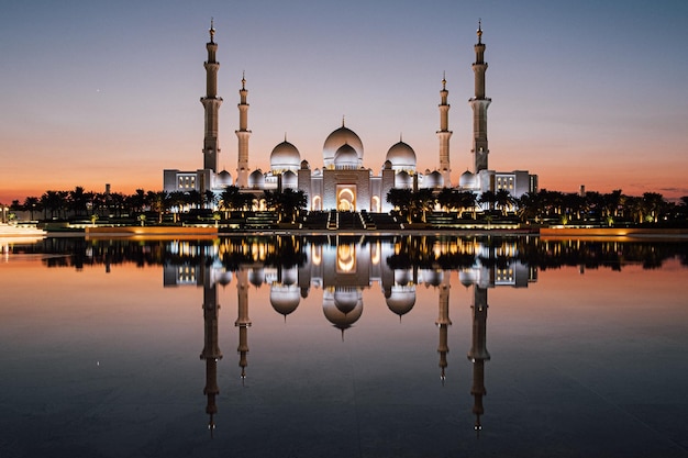 La gran mezquita del jeque Zayed al anochecer