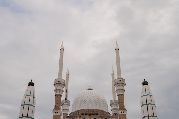 Gran mezquita en Semarang Java Central cuando el día está nublado