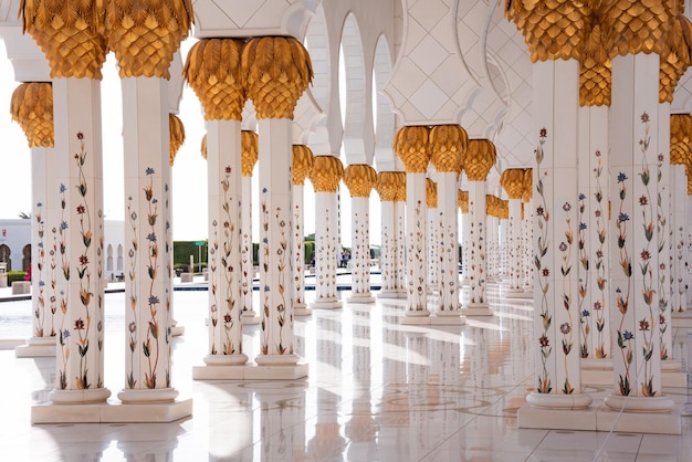 Gran Mezquita Sheikh Zayed de mármol blanco en Abu Dhabi, Emiratos Árabes Unidos