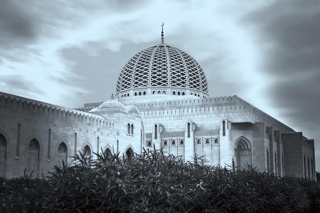 La gran mezquita del Sultán Qaboos contra el cielo