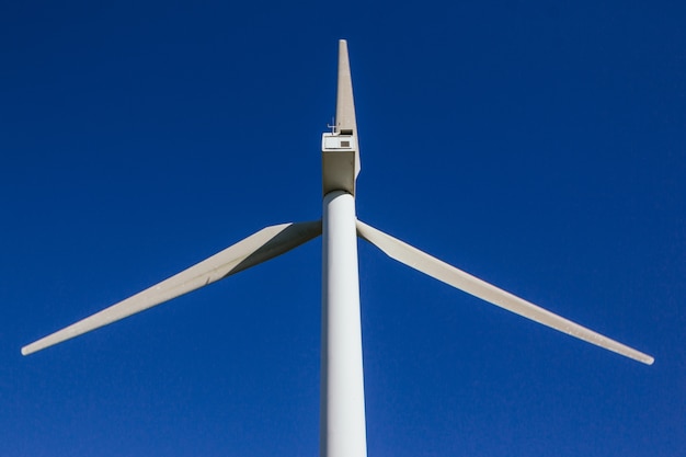 Gran molino de viento de cerca