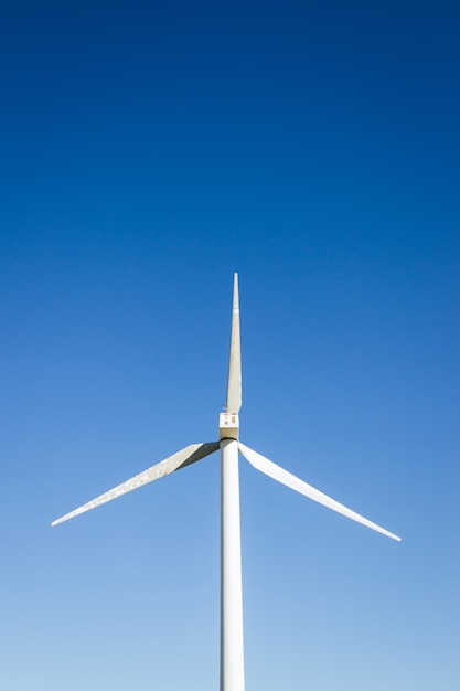 Gran molino de viento de cerca