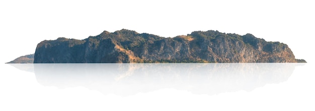 Gran montaña aislar sobre fondo blanco.