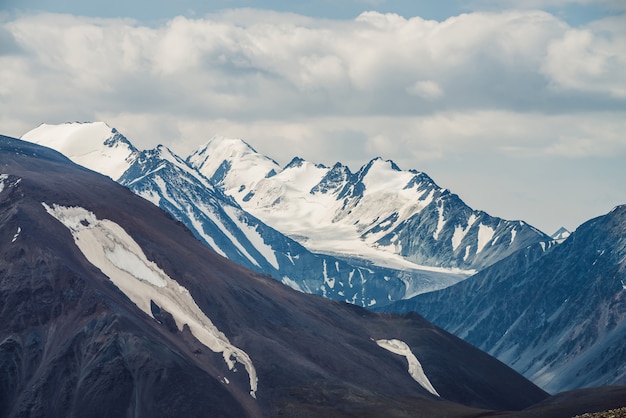 Gran montaña con nevadas altas cimas agudas.