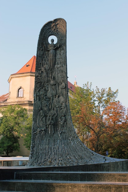 Gran monumento en el centro de Lvov.