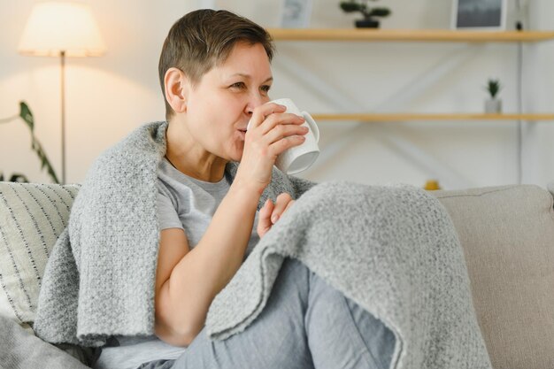 Gran mujer de mediana edad que tiene una mañana tranquila y disfruta de su café