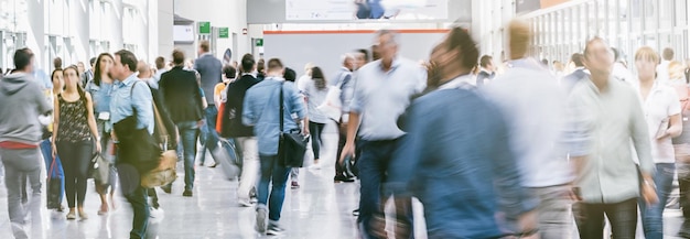 Gran multitud de empresarios caminando en una feria comercial