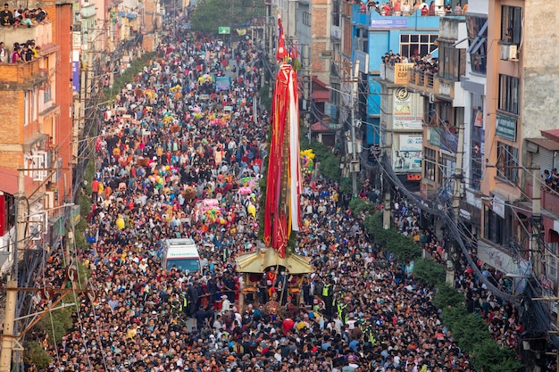 Una gran multitud de personas se concentran en una calle con una pancarta que dice 'guayaba'