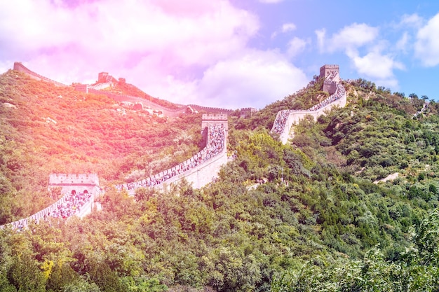 Foto la gran muralla de china. la foto tonificada de un paisaje con montañas.