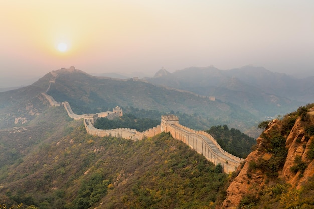 La gran muralla que serpentea en Ridge al amanecer.