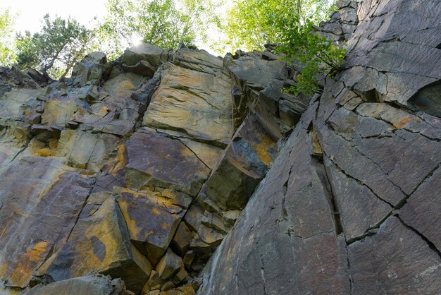 Un gran muro de piedra que se extiende hasta el cielo