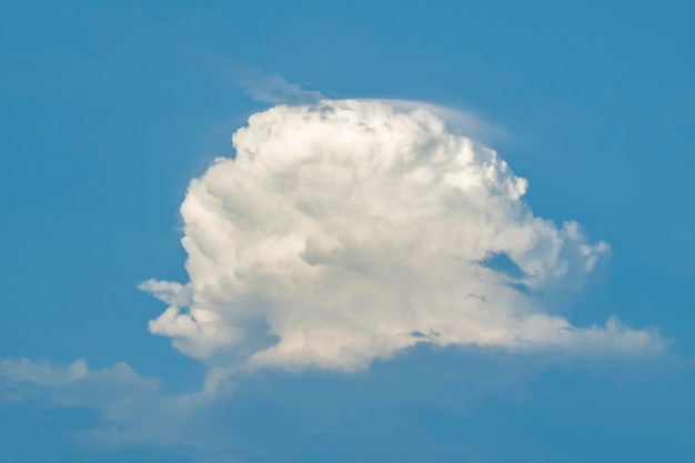 Una gran nube se asemeja al humo de una explosión.